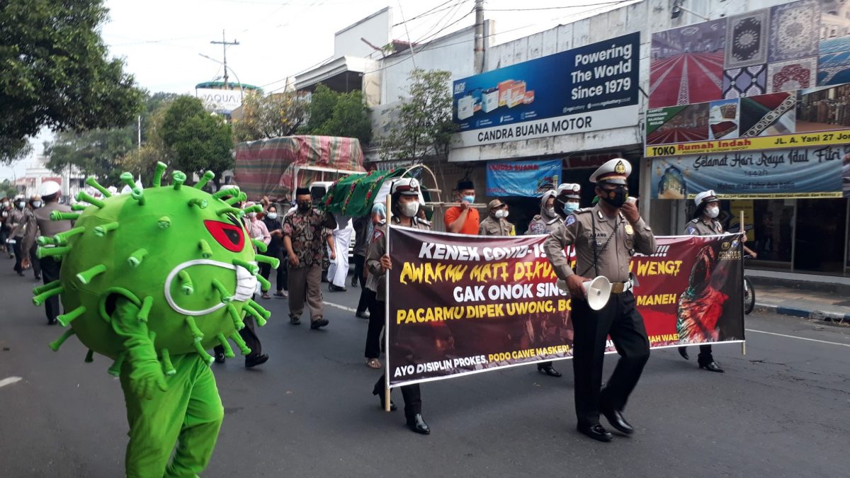 Bawa pocong dan keranda jenazah, sosialisasi protokol kesehatan di Jombang 