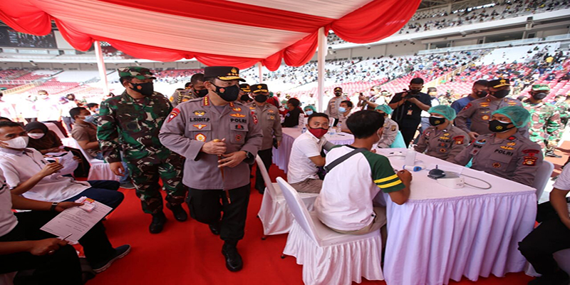 Panglima TNI Dan Kapolri Road Show Tinjau Pos Penyekatan Hingga Vaksinasi Massal